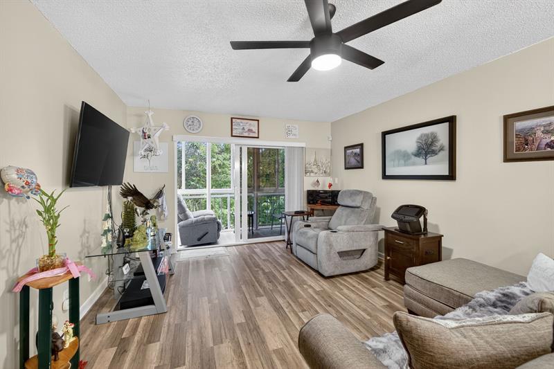 Image 10 of 14 For 8400 Lagos De Campo Blvd  303
