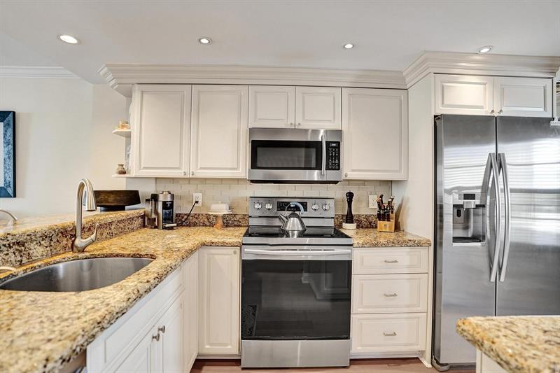 Image 11 of 36 For 20 Royal Palm Way  501