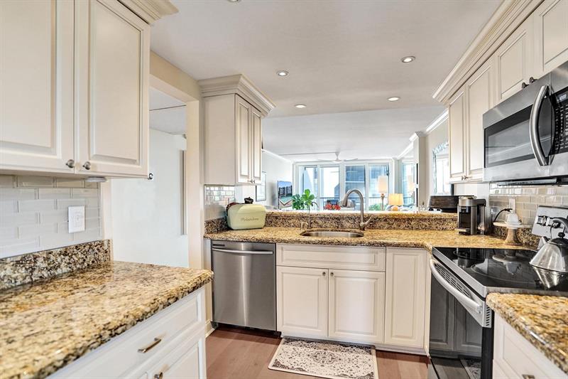 Image 12 of 36 For 20 Royal Palm Way  501