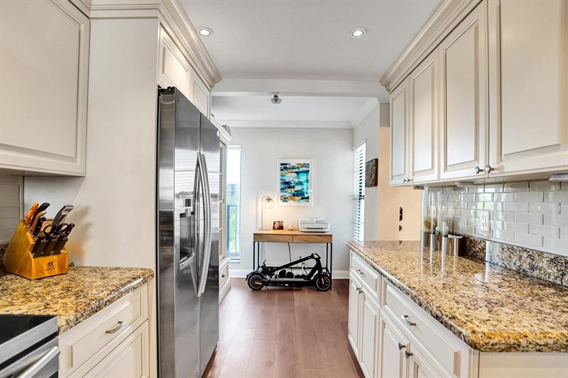 Image 13 of 36 For 20 Royal Palm Way  501