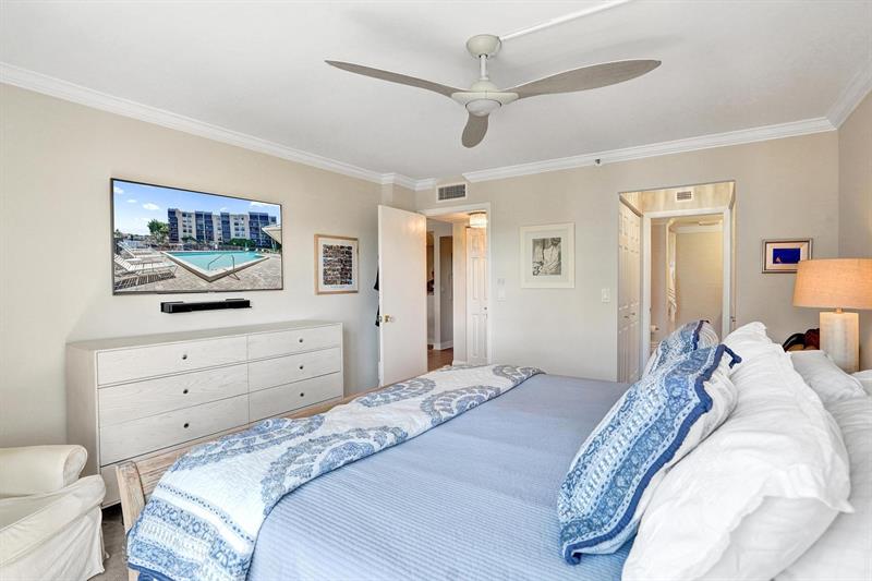 Image 26 of 36 For 20 Royal Palm Way  501