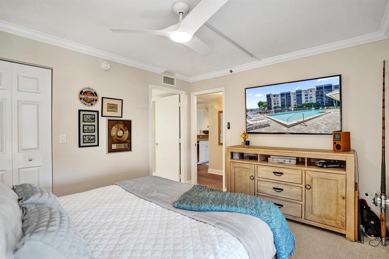 Image 33 of 36 For 20 Royal Palm Way  501