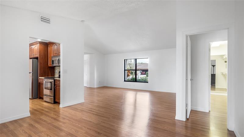 Image 7 of 49 For 15600 Huntridge Rd