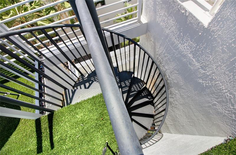 Image 36 of 45 For 301 Hendricks Isle  7