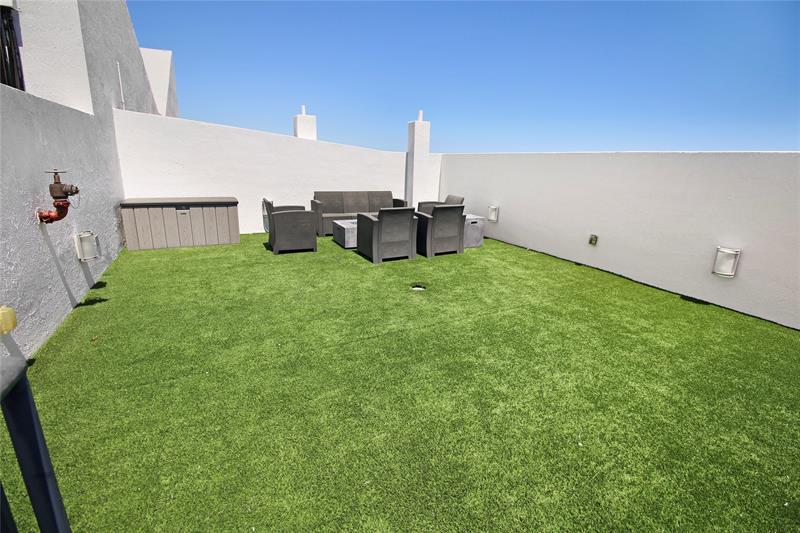 Image 37 of 45 For 301 Hendricks Isle  7