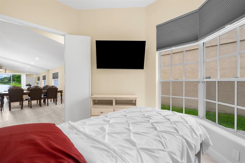 Image 14 of 26 For 8600 Floralwood Dr