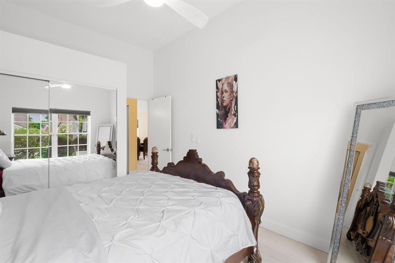 Image 17 of 26 For 8600 Floralwood Dr