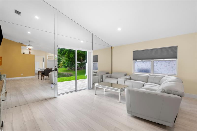 Image 18 of 26 For 8600 Floralwood Dr