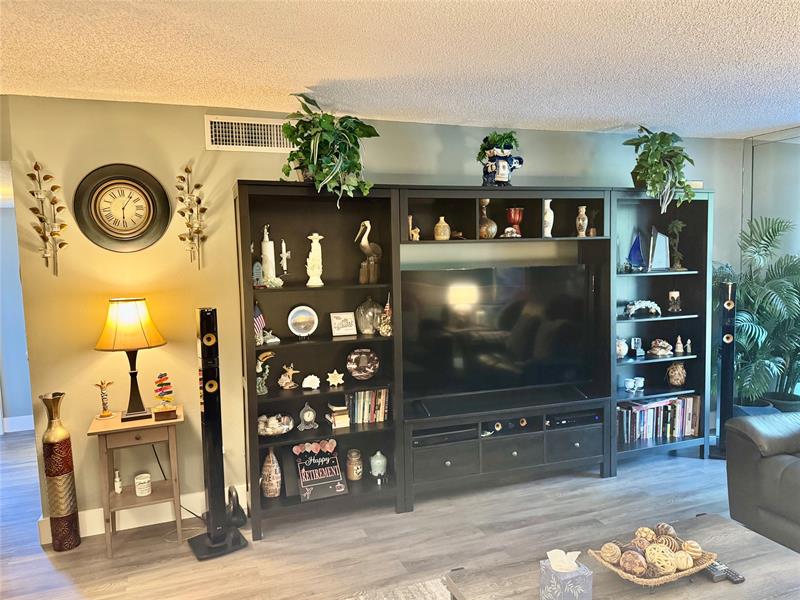 Image 13 of 28 For 1800 Lauderdale Ave  1307