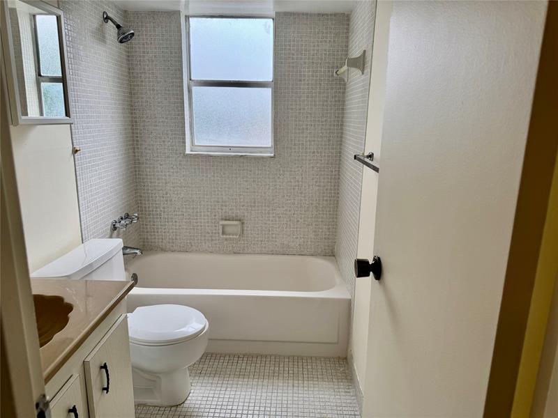 Image 25 of 42 For 1810 Lauderdale Ave  2210