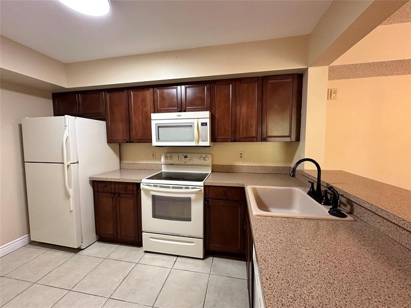 Image 10 of 25 For 5661 Riverside Dr  202