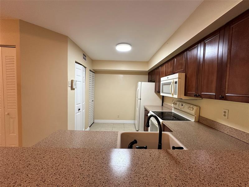 Image 9 of 25 For 5661 Riverside Dr  202