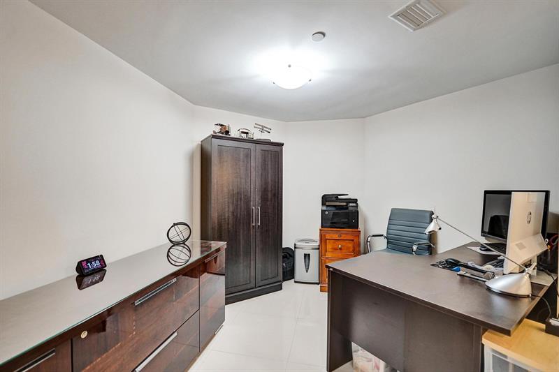 Image 11 of 28 For 2831 Ocean Blvd  303n