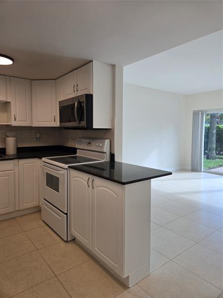 Image 28 of 41 For 505 20th Ave  118