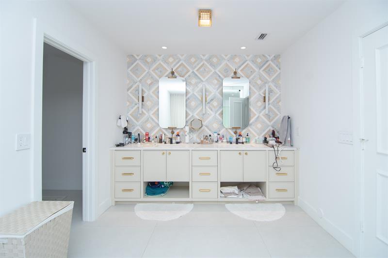 Image 14 of 62 For 8208 Twin Lake Drive