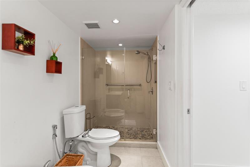 Image 25 of 62 For 16051 Blatt Blvd  101