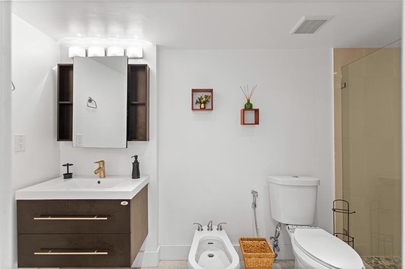 Image 7 of 62 For 16051 Blatt Blvd  101