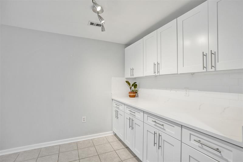 Image 21 of 36 For 2107 10th Ave  806