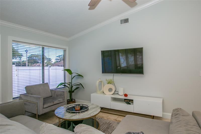 Image 5 of 19 For 21620 Yellowstone Park Dr