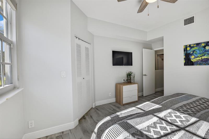 Image 28 of 60 For 1291 Sorrento Dr  1291