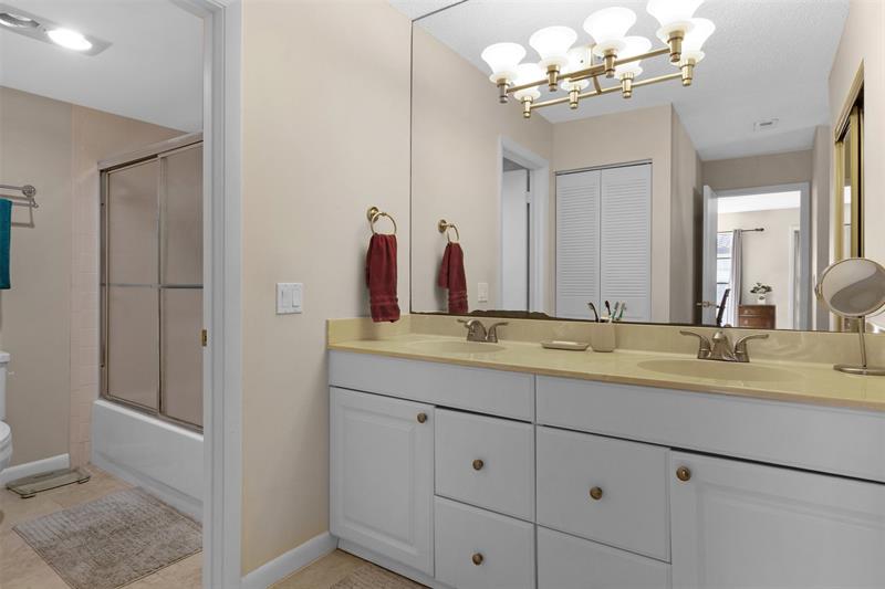 Image 21 of 32 For 21662 Arriba Real  44h