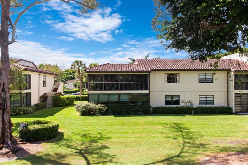 Image 27 of 32 For 21662 Arriba Real  44h