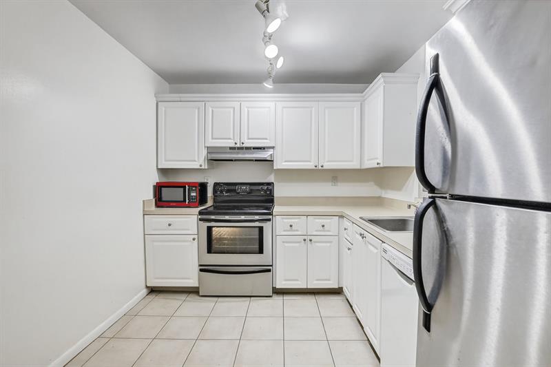 Image 6 of 34 For 711 Pine Island Rd  319