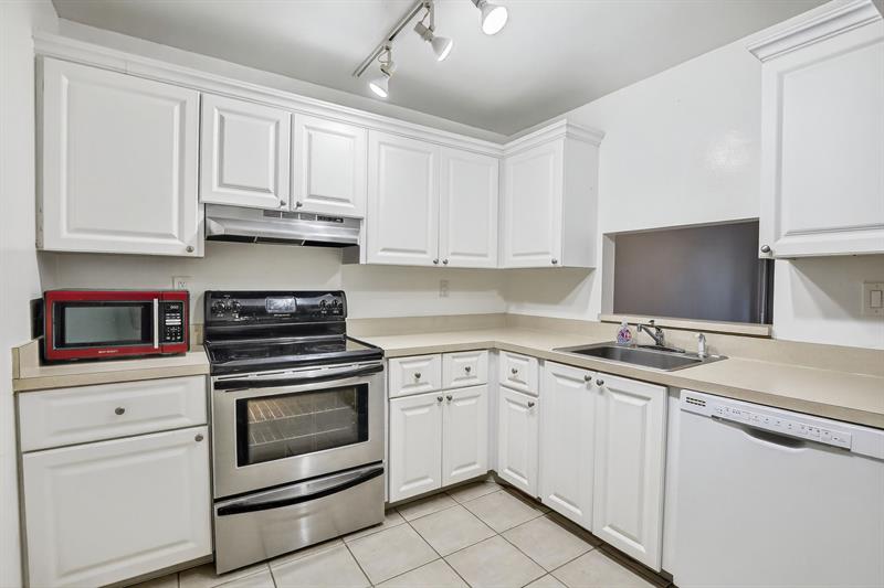 Image 7 of 34 For 711 Pine Island Rd  319
