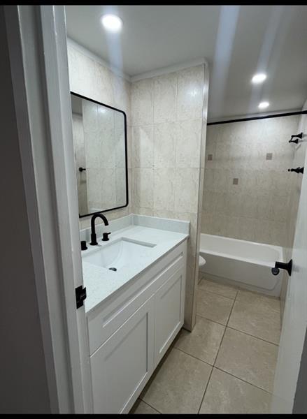 Image 4 of 6 For 2960 Riverside Dr  216
