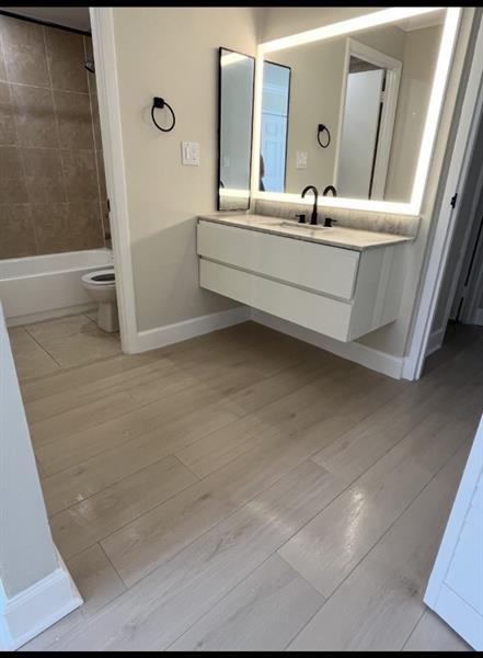 Image 5 of 6 For 2960 Riverside Dr  216