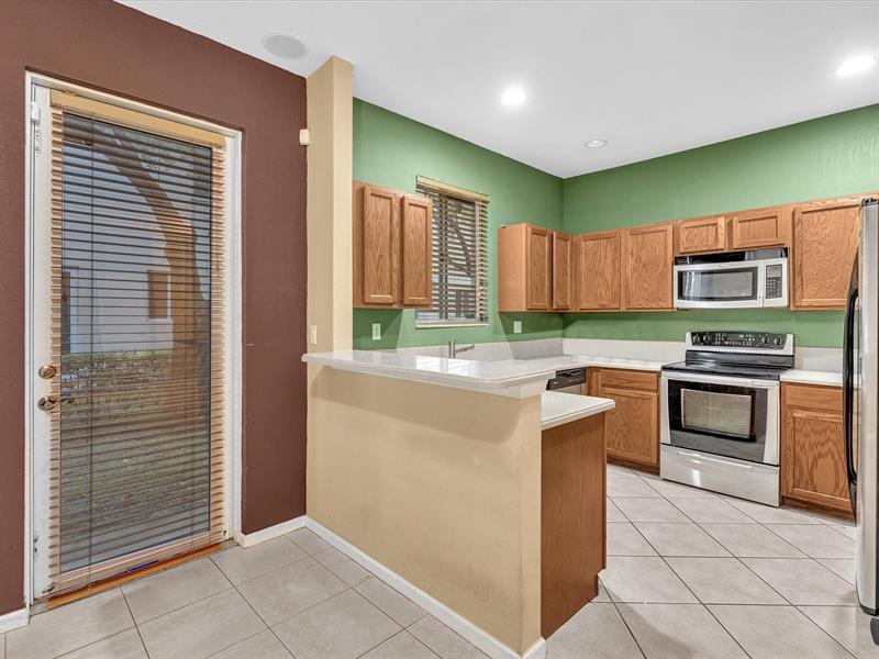 Image 5 of 18 For 21421 13th Ct  211