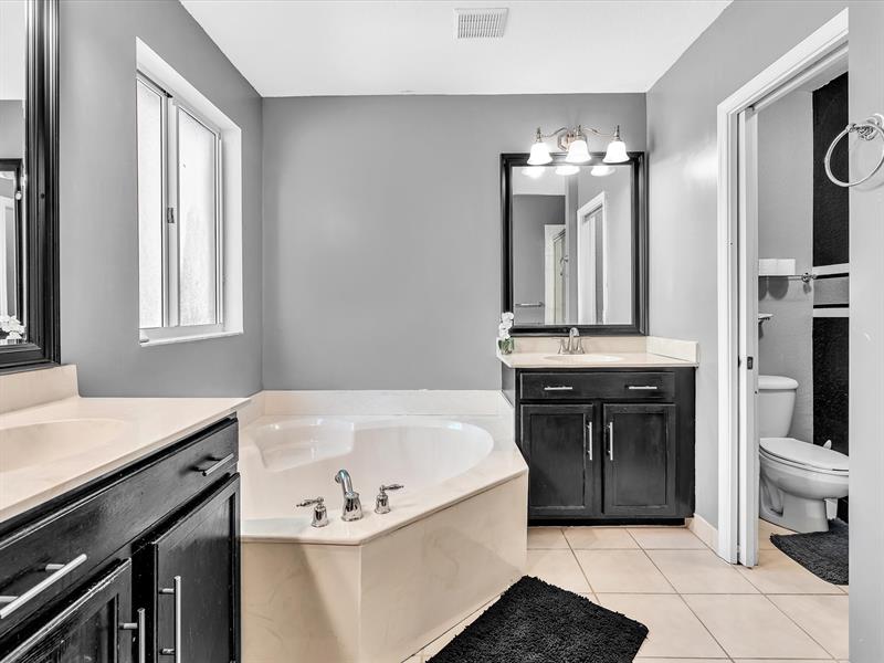 Image 8 of 18 For 21421 13th Ct  211