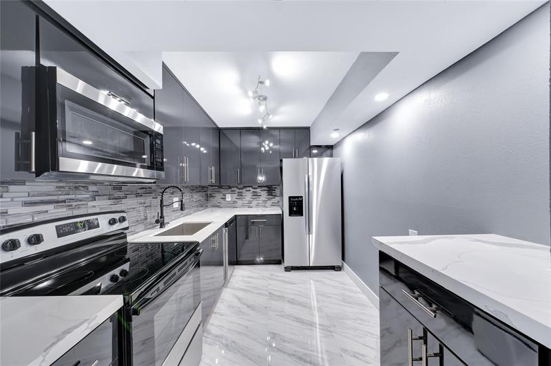 Image 5 of 53 For 1100 Saint Charles Pl  708