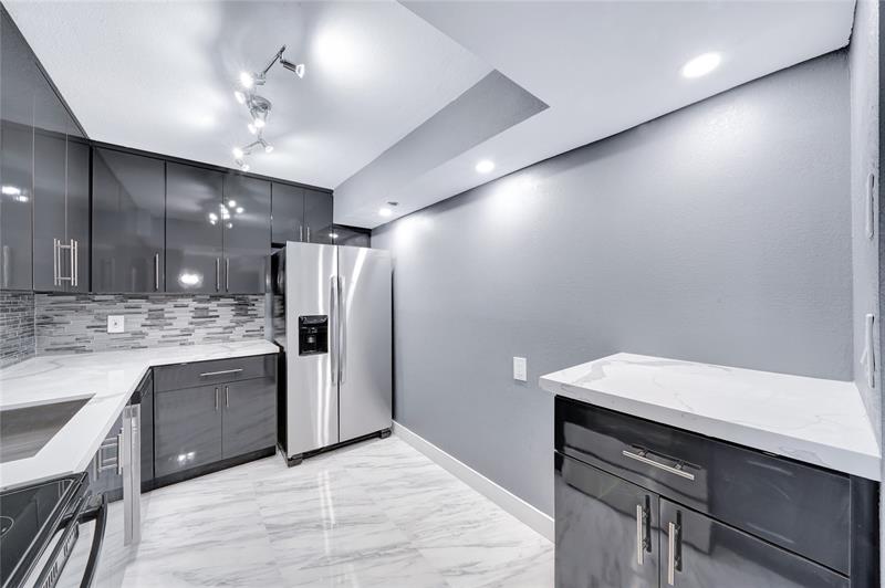 Image 7 of 53 For 1100 Saint Charles Pl  708