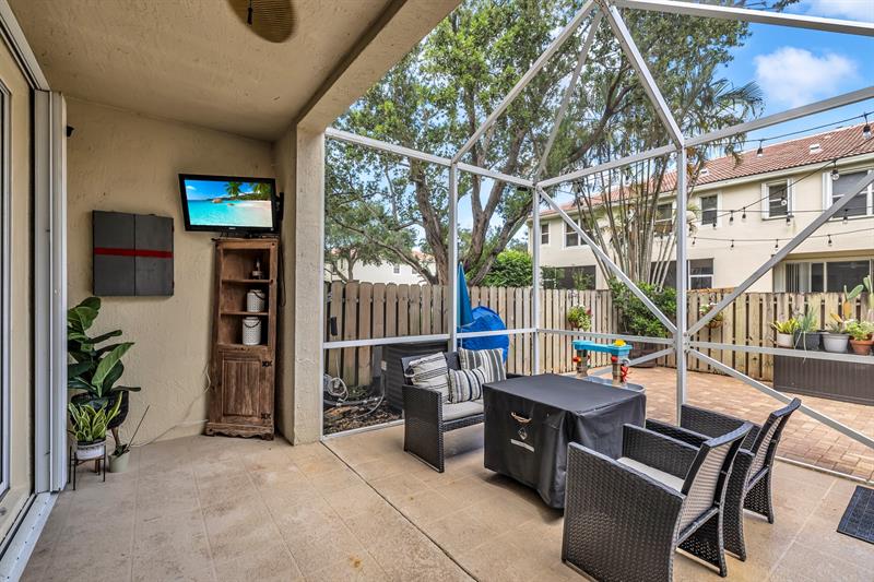 Image 13 of 34 For 9723 Lago Dr  9723