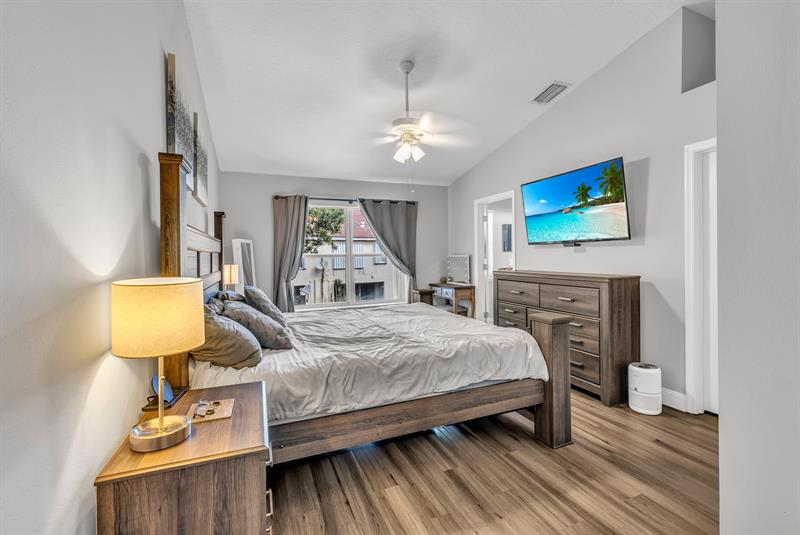 Image 23 of 34 For 9723 Lago Dr  9723