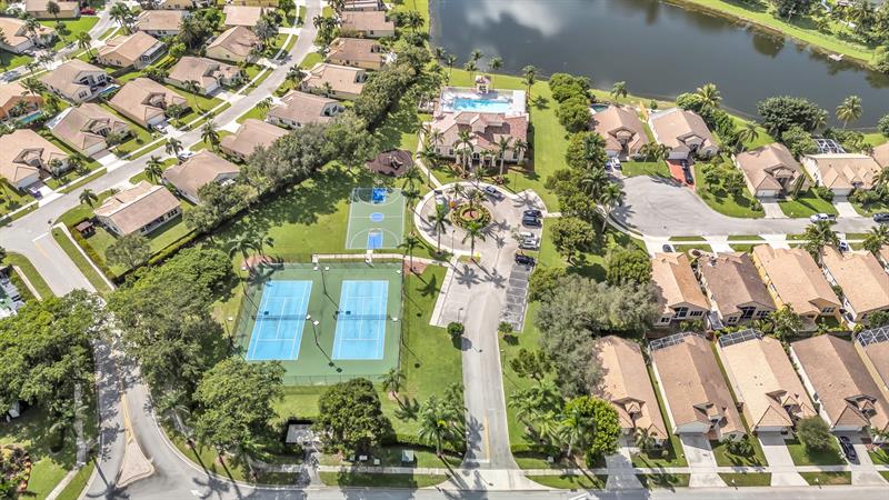 Image 29 of 34 For 9723 Lago Dr  9723