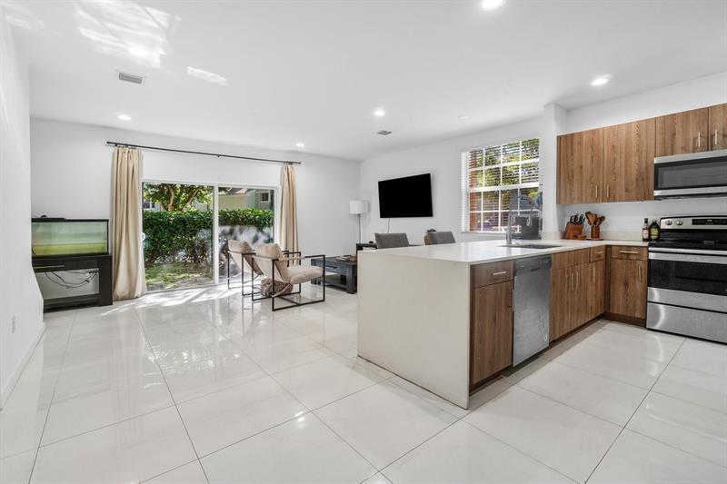 Image 5 of 44 For 1030 Crystal Way  104