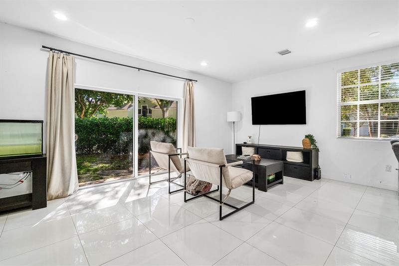 Image 9 of 44 For 1030 Crystal Way  104
