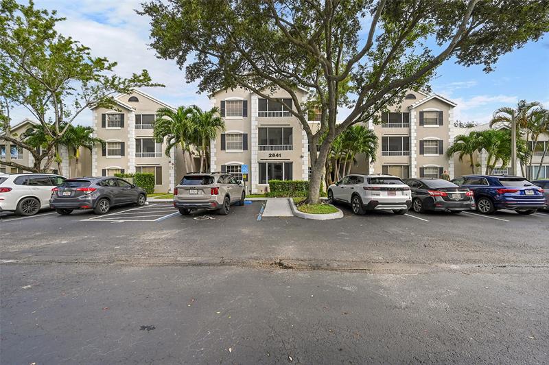 Image 32 of 47 For 2841 Oakland Forest Dr  106