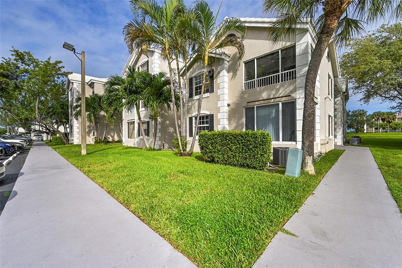 Image 33 of 47 For 2841 Oakland Forest Dr  106