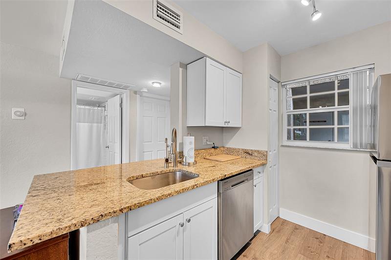 Image 4 of 47 For 2841 Oakland Forest Dr  106