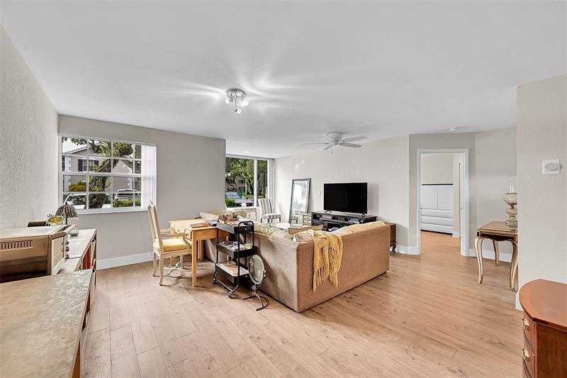 Image 7 of 47 For 2841 Oakland Forest Dr  106