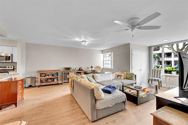 Image 8 of 47 For 2841 Oakland Forest Dr  106