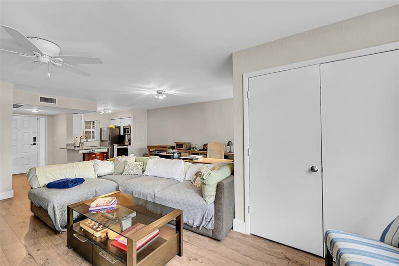 Image 9 of 47 For 2841 Oakland Forest Dr  106