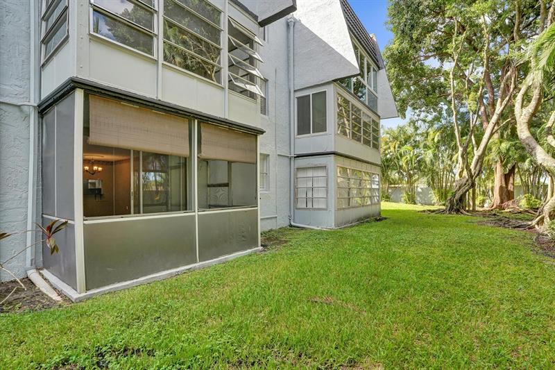 Image 26 of 31 For 9201 Lime Bay Blvd  114