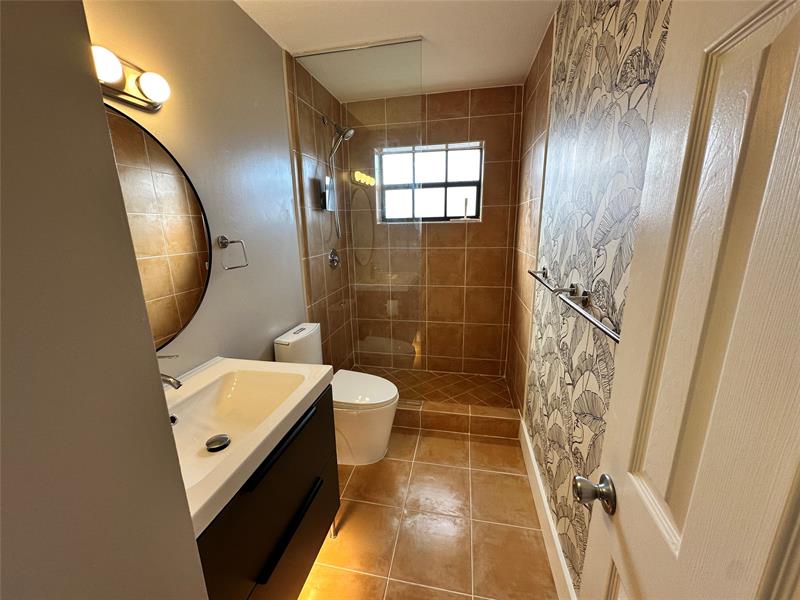 Image 21 of 30 For 620 28th St  207