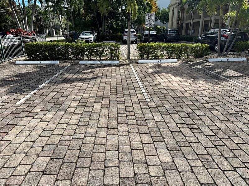 Image 29 of 30 For 620 28th St  207