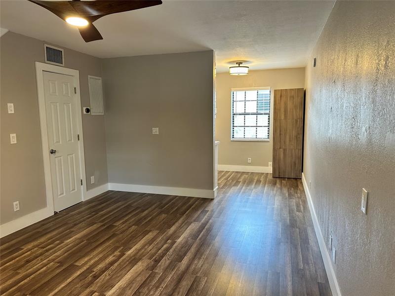 Image 3 of 30 For 620 28th St  207