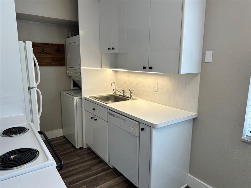 Image 9 of 30 For 620 28th St  207